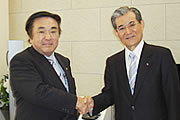 Left: Sanyo Homes President Tanaka
